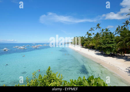 Bohol, Philippines - 1 juin 2015 : Alona Beach à l'île de Panglao, Bohol. Aloha Beach est l'endroit touristique le plus visité de Bohol. Banque D'Images