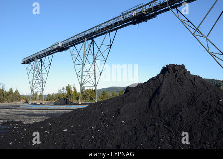 Convoyeur à bande pour l'infrastructure à des installations de chargement une mine de charbon Banque D'Images