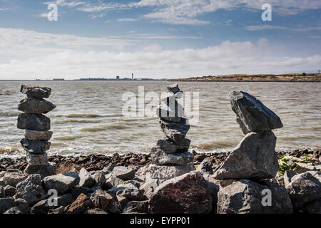 Trois exemplaires de la roche à l'équilibrage creations San Leandro Marina, en face de l'Aéroport International d'Oakland sur San Banque D'Images