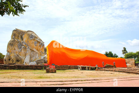 Bouddha couché de Wat Lokaya Sutha à Ayutthaya, Thaïlande. Banque D'Images