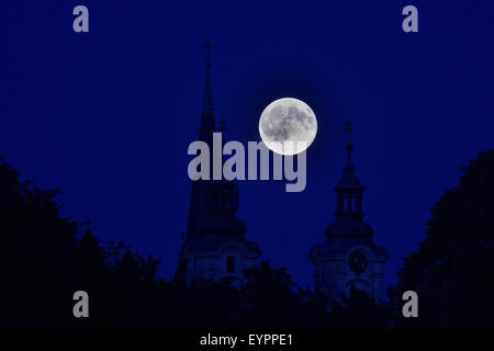 L'augmentation de pleine lune est vu le vendredi, Juillet 31, 2015, dans la région de Liberec, République tchèque. La définition traditionnelle d'un blue moon est deux pleines lunes dans un mois. (Photo/CTK Radek Petrasek) Banque D'Images