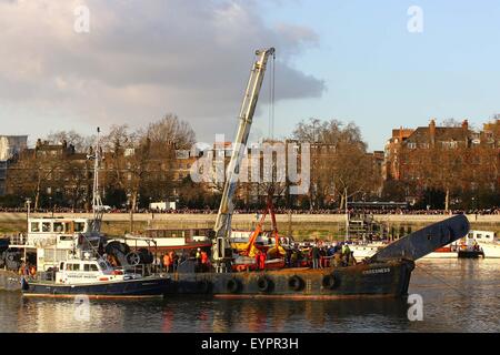 Les sauveteurs surveiller un brin du nord de sept tonnes à nez de bouteille de baleine de la Tamise à Londres. Banque D'Images