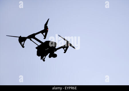 Tournage aérien drone silhouetté contre le ciel bleu Banque D'Images