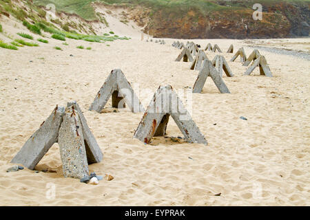 Obstacles concrets sur la plage de Bretagne, France, les restes du mur de l'Atlantique Banque D'Images