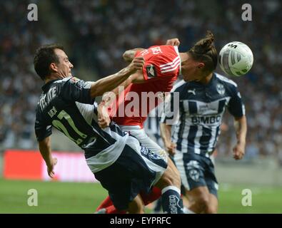 Nuevo Leon, au Mexique. 2 Août, 2015. Ljubomir Fejsa (C) du Portugal de Benfica en concurrence dans le match amical contre BBVA Bancomer Monterrey au Stadium à Guadalupe Municipalité, au Mexique, le 2 août 2015. Credit : Juan Carlos Perez/NOTIMEX/Xinhua/Alamy Live News Banque D'Images