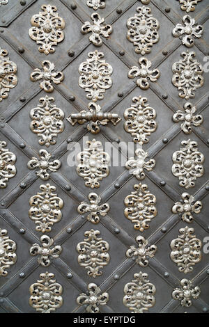 Une porte en fer, vieux métal porte de l'Église Banque D'Images
