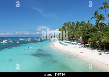 Bohol, Philippines - 1 juin 2015 : Alona Beach à l'île de Panglao, Bohol. Aloha Beach est l'endroit le plus visité à Bohol. Banque D'Images