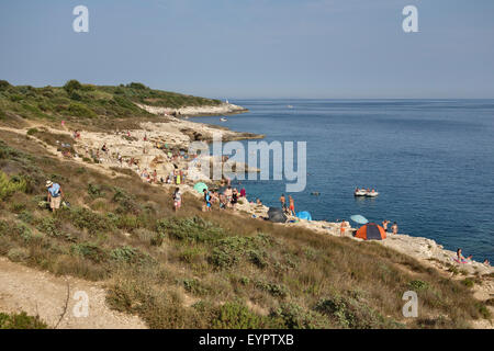 Le cap Kamenjak, Pula, Croatie. Une réserve naturelle et un endroit populaire pour le saut de falaise avec de nombreuses plages isolées et des hautes falaises Banque D'Images