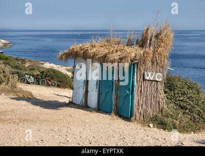 Le cap Kamenjak, Pula, Croatie. Une réserve naturelle avec de nombreuses plages isolées et de hautes falaises. Toilettes à la cachée Safari Bar Banque D'Images