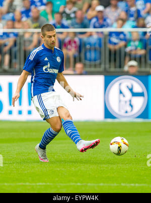 Gelsenkirchen, Allemagne. 09Th Aug 2015. Matija Nastasic de Schalke en action lors d'un match amical de football entre le FC Schalke 04 et le FC Twente Enschede au Veltins Arena à Gelsenkirchen, Allemagne, 02 août 2015. Photo : GUIDO KIRCHNER/dpa/Alamy Live News Banque D'Images