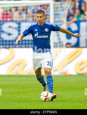 Gelsenkirchen, Allemagne. 09Th Aug 2015. Matija Nastasic de Schalke en action lors d'un match amical de football entre le FC Schalke 04 et le FC Twente Enschede au Veltins Arena à Gelsenkirchen, Allemagne, 02 août 2015. Photo : GUIDO KIRCHNER/dpa/Alamy Live News Banque D'Images