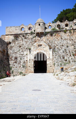 L'Est de la porte principale de la forteresse, une citadelle vénitienne du 16ème siècle dans la région de Rethmnon, Crète. Banque D'Images