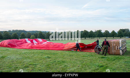 La préparation d'un vol en ballon à air chaud vierge du Peak District, dans le Derbyshire, Angleterre, Royaume-Uni Banque D'Images