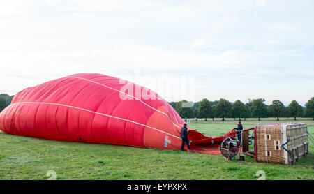 La préparation d'un vol en ballon à air chaud vierge du Peak District, dans le Derbyshire, Angleterre, Royaume-Uni Banque D'Images