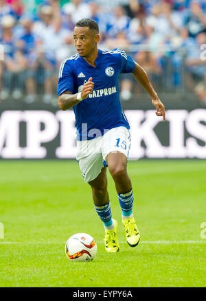 Gelsenkirchen, Allemagne. 09Th Aug 2015. Dennis Aogo Schalke en action lors d'un match amical de football entre le FC Schalke 04 et le FC Twente Enschede au Veltins Arena à Gelsenkirchen, Allemagne, 02 août 2015. Photo : GUIDO KIRCHNER/dpa/Alamy Live News Banque D'Images