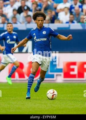 Gelsenkirchen, Allemagne. 09Th Aug 2015. Le Schalke Leroy Sane en action lors d'un match amical de football entre le FC Schalke 04 et le FC Twente Enschede au Veltins Arena à Gelsenkirchen, Allemagne, 02 août 2015. Photo : GUIDO KIRCHNER/dpa/Alamy Live News Banque D'Images