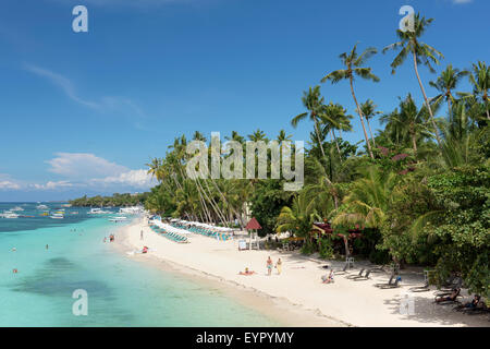 Bohol, Philippines - 1 juin 2015 : Alona Beach à l'île de Panglao, Bohol. Aloha Beach est l'endroit le plus visitedtourist à Bohol. Banque D'Images