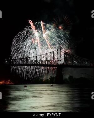 D'artifice rouge exploser à Montréal avec pont silhoutte of mountain range at sunset dans ciel noir,Montréal festival Fireworks Fireworks, exploser, Nouvel An, fi Banque D'Images