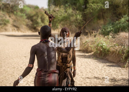 Hamer homme fouetter un femme à une cérémonie, Hamer Bull Jumping Turmi, au sud de la vallée de l'Omo, Ethiopie Banque D'Images