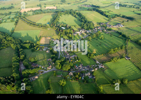 Image aérienne du village de Tissington dans le Peak District, dans le Derbyshire, Angleterre, Royaume-Uni Banque D'Images