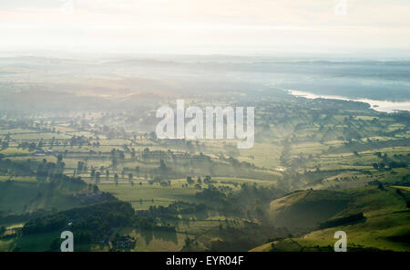 Image aérienne du Peak District dans la brume, Derbyshire, Angleterre, Royaume-Uni Banque D'Images