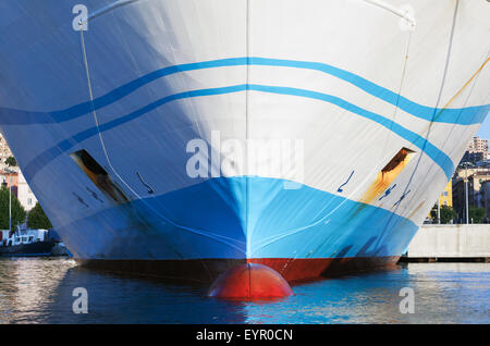 Big White passenger ferry fragment bow avec lignes bleues et rouges de flottaison Banque D'Images