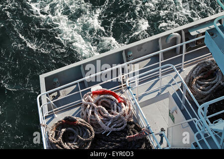 Amarres allongé sur un pont arrière de navire de charge industrielle. Effet du filtre de correction tonale sombre Banque D'Images