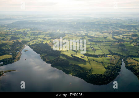 Image aérienne de Carsington Water et le Peak District, dans le Derbyshire, Angleterre, Royaume-Uni Banque D'Images