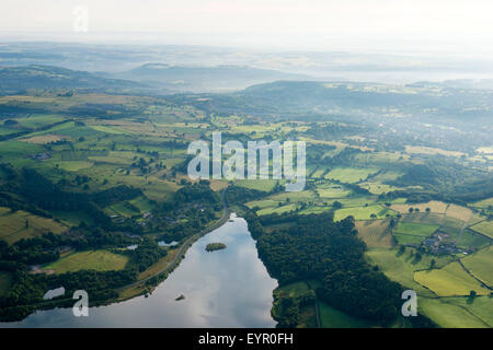 Image aérienne de Carsington Water et le Peak District, dans le Derbyshire, Angleterre, Royaume-Uni Banque D'Images