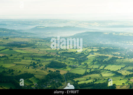 Image aérienne du Peak District, dans le Derbyshire, Angleterre, Royaume-Uni Banque D'Images