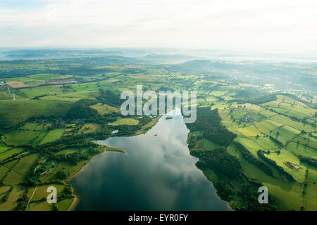 Image aérienne de Carsington Water et le Peak District, dans le Derbyshire, Angleterre, Royaume-Uni Banque D'Images