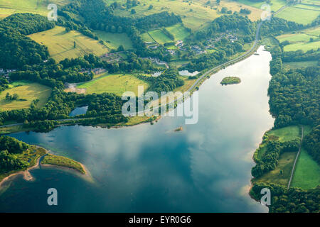 Image aérienne de Carsington Water et le Peak District, dans le Derbyshire, Angleterre, Royaume-Uni Banque D'Images