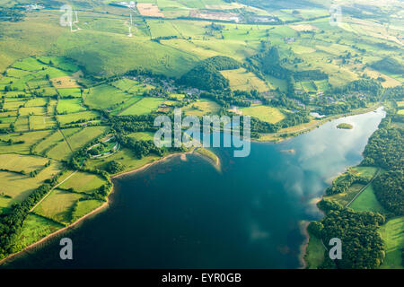 Image aérienne de Carsington Water et le Peak District, dans le Derbyshire, Angleterre, Royaume-Uni Banque D'Images