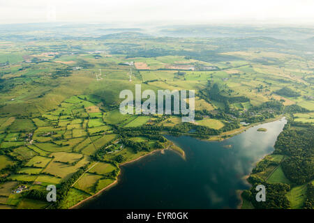 Image aérienne de Carsington Water et le Peak District, dans le Derbyshire, Angleterre, Royaume-Uni Banque D'Images