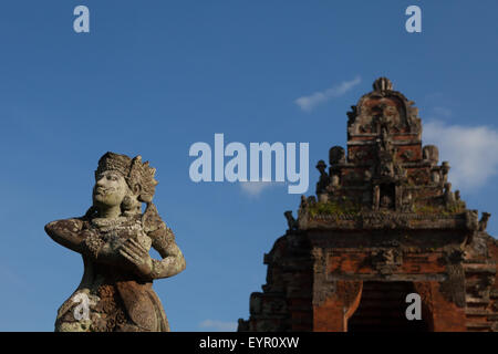 Sculpture balinaise et un sanctuaire près du pavillon Kertha Gosa, dans la région du palais Klungkung aboli à Klungkung, Bali, Indonésie. Banque D'Images