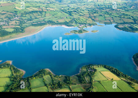 Image aérienne Carsington Water et le Peak District, dans le Derbyshire, Angleterre, Royaume-Uni Banque D'Images