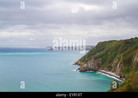 Falaises de la côte Atlantique de la Bretagne en France Banque D'Images