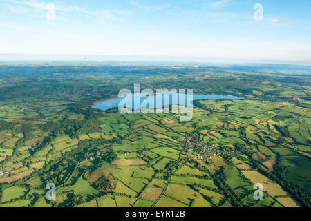 Image aérienne Carsington Water et le Peak District, dans le Derbyshire, Angleterre, Royaume-Uni Banque D'Images