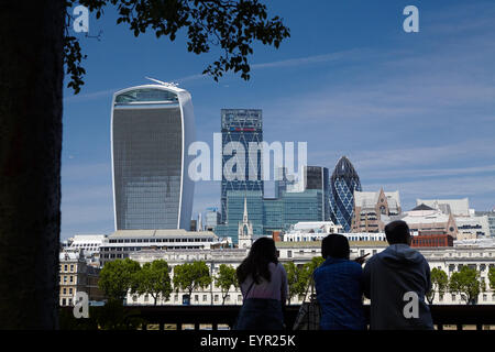 Ville de London Skyline - vue depuis le côté sud de la rivière du Nord. Banque D'Images