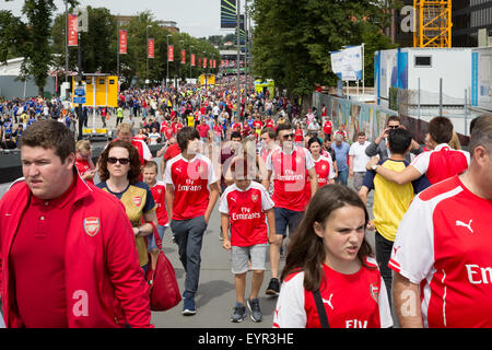 Les supporters vêtus de rouge couleurs d'Arsenal la position du stade de Wembley pour un match Banque D'Images