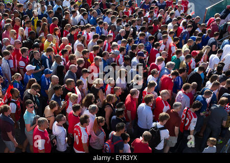 Foule de fans de football vers la station de métro Wembley Park Banque D'Images