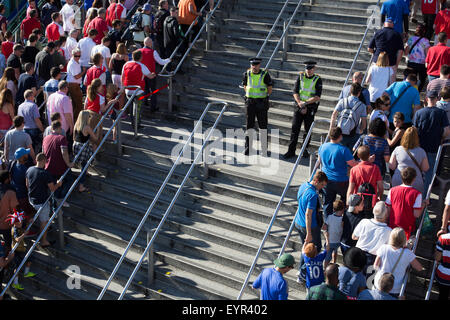 Stand de la police entre les supporters de football rubrique à une station après un match au stade de Wembley Banque D'Images