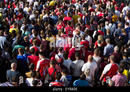 Foule de fans de football vers la station de métro Wembley Park Banque D'Images