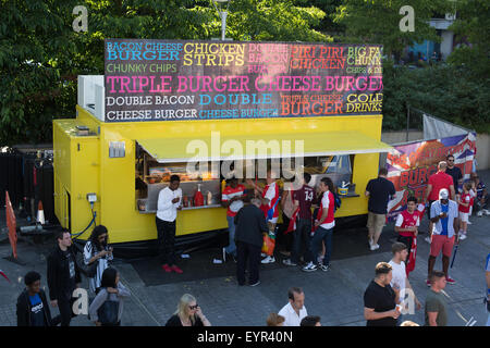 Food à l'extérieur de la station Wembley Park après un match de football Banque D'Images