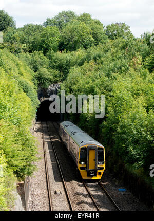 Class 158 diesel train laissant Wickwar tunnel, Gloucestershire, England, UK Banque D'Images