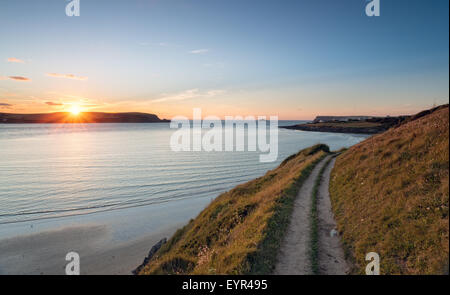 Coucher de soleil depuis le South West Coast Path à l'approche de Daymer Bay à Cornwall Padstow Banque D'Images