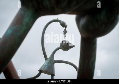 SCHEVENINGEN - une sculpture par Tom Otterness, le haring eater est vue sur le boulevard de la station balnéaire de Scheveningen. Banque D'Images