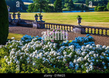 Vue depuis la terrasse de Bowood House dans le Wiltshire. Banque D'Images