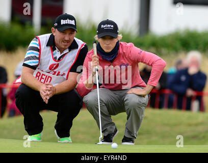 Turnberry, Ecosse. 09Th Aug 2015. Ricoh Womens British Open Golf Day 4, final round. Melissa Reid avec son caddy sur le 18e vert Credit : Action Plus Sport/Alamy Live News Banque D'Images