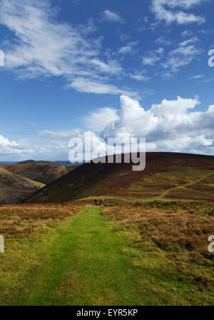 Les randonneurs sur la voie entre Round Hill et La Digue, près de Long Mynd, Shropshire, England, UK Banque D'Images